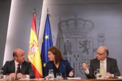 La vicepresidenta del Gobierno, Soraya S&aacute;enz de Santamar&iacute;a, el ministro de Hacienda, Crist&oacute;bal Montoro, y el ministro de Econom&iacute;a, Luis de Guindos, a la entrada de la rueda de prensa posterior a la reuni&oacute;n del Consejo de Ministros. 