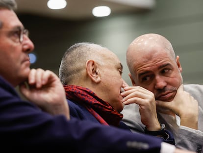 Los secretarios generales de UGT y CCOO, Pepe Álvarez y Unai Sordo, junto al presidente de la CEOE, Antonio Garamendi, en el acto de toma de posesión de Yolanda Díaz como vicepresidenta segunda del Gobierno y ministra de Trabajo y Economía Social, el martes.