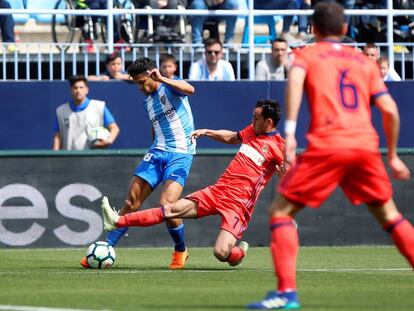 Rosales centra ante Juanmi.