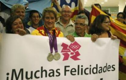 Mireia Belmonte, rodeada de familiares a su llegada a Barcelona