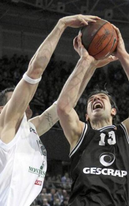 Marko Banic es taponado por Ksistof Lavrinovic, del Siena. 