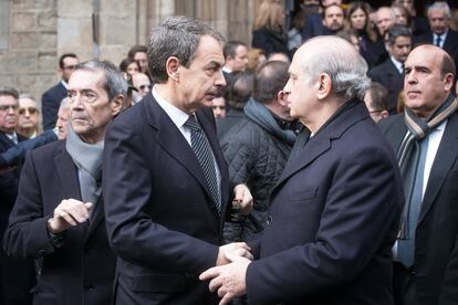 El párroco de la basílica ha recordado a José Manuel Lara Bosch como "un editor global" y "un gigante de la cultura", "un hombre humilde y sencillo, que ayudó a los demás y a la Iglesia". En la imagen, el expresidente José Luis Rodríguez Zapatero y el Ministro del Interior, Jorge Fernández Díaz.