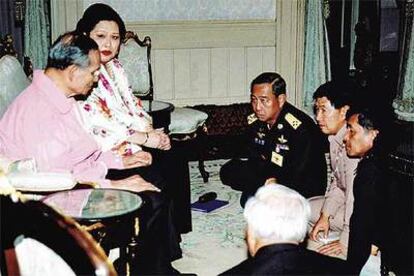 El rey Bhumibol Adulyadej y la reina Sirikit, en una audiencia a los jefes golpistas celebrada el martes.