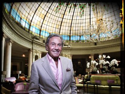 Arturo Fern&aacute;ndez en la cafeter&iacute;a del hotel Palace.