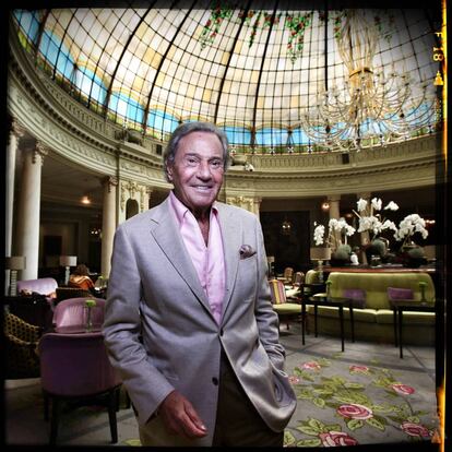 Arturo Fern&aacute;ndez en la cafeter&iacute;a del hotel Palace.