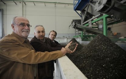 From left to right: Rivas Mayor Jos&eacute; Masa, RivaMadrid manager Jos&eacute; G&oacute;mez and Ecohisp&aacute;nica boss Jes&uacute;s Marco, pictured at the pilot plant.