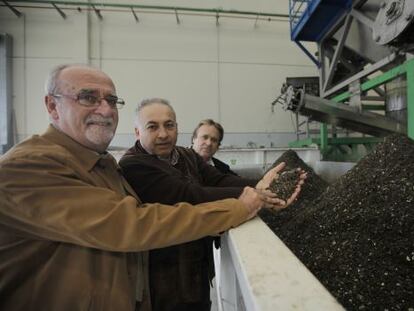 From left to right: Rivas Mayor Jos&eacute; Masa, RivaMadrid manager Jos&eacute; G&oacute;mez and Ecohisp&aacute;nica boss Jes&uacute;s Marco, pictured at the pilot plant.