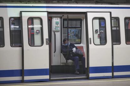 Un hombre con mascarilla, el pasado 19 de marzo, en la estación madrileña de Atocha.