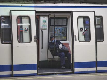 Un hombre con mascarilla, el pasado 19 de marzo, en la estación madrileña de Atocha.