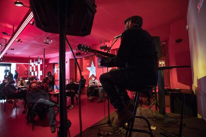 Un momento del concierto de Josele Santiago en la sala Sidecar de Barcelona.