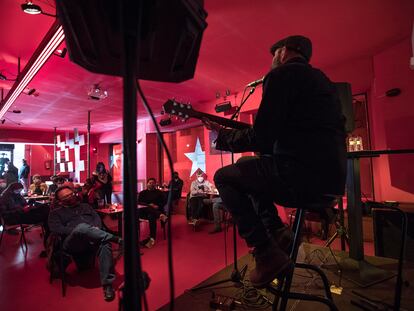 Un momento del concierto de Josele Santiago en la sala Sidecar de Barcelona.