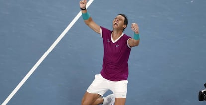 Rafael Nadal celebra su victoria en el Open de Australia, este domingo.