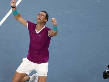 Rafael Nadal celebra su victoria en el Open de Australia, este domingo.