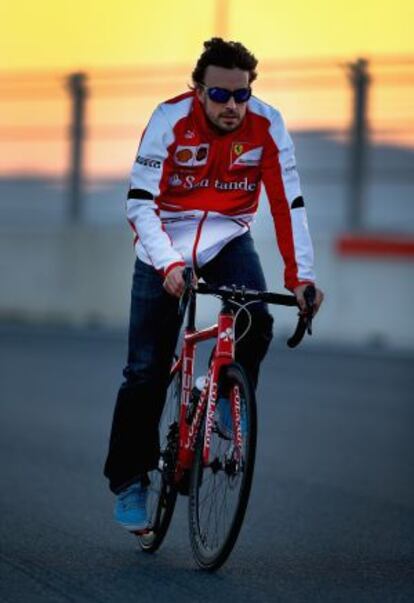 Alonso anda en bici, en el circuito de Corea del Sur en octubre de 2013.