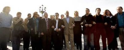 El alcalde de San Sebastián, Odón Elorza (centro), y el resto de la corporación, en una marcha de rechazo del atentado.