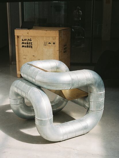 Silla hecha con los tubos de ventilación que estaban desmontando frente a su estudio.
