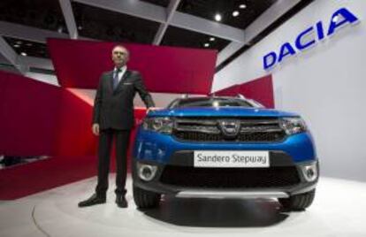 Un directivo del Grupo Renault presenta el Dacia Sandero Stepway en el Salón del Automovil de París, Francia. EFE/Archivo