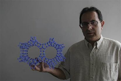 Avelino Corma, con una maqueta a gran escala de una de las moléculas sintetizadas en el Instituto de Tecnología Química.