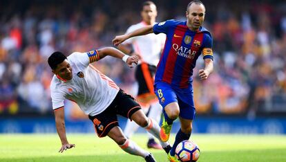 Iniesta, abans de lesionar-se al Mestalla.