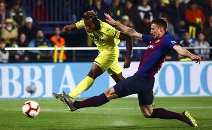 Samu Chukwueze anota el primer gol del Villarreal ante el Barcelona.