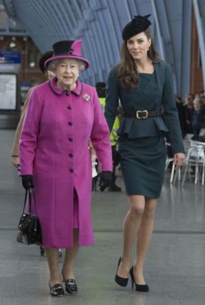 La reina Isabel II y la duquesa de Cambridge en la estación de Pancras.