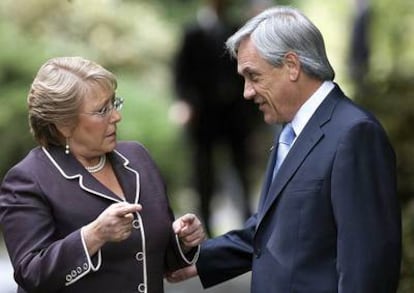 La presidenta chilena, Michelle Bachelet, habla con el mandatario electo, Sebastián Piñera, hoy en Santiago.