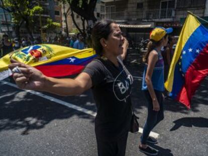 Guaidó exige explicaciones a Maduro después de tres días de apagón. 16 Estados siguen sin suministro