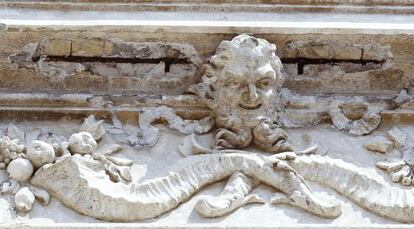 El friso de la Fontana di Trevi del que el sábado se cayeron varios trozos de estuco.