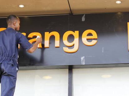 Un trabajador en una tienda Orange.