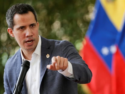 O líder oposicionista venezuelano Juan Guaidó fala a jornalistas em Caracas, em 9 de abril de 2021. Em vídeo, a mensagem lançada nesta terça-feira por Guaidó para buscar uma solução à crise do país mediante um processo de negociação.