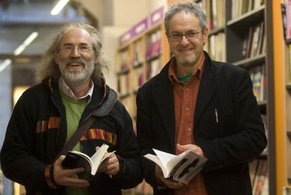 Joxe Azurmendi y Xabier Insausti, en la presentación del libro sobre reflexiones relativas al País Vasco.