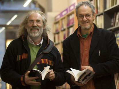 Joxe Azurmendi y Xabier Insausti, en la presentación del libro sobre reflexiones relativas al País Vasco.