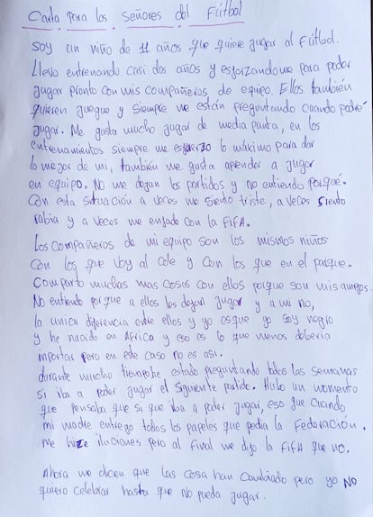 La carta que Souleymane envió a la FIFA para que le dejaran jugar en el equipo de Tenerife en el que solo podía entrenarse. / CEDIDA POR ELENA COTARELO
