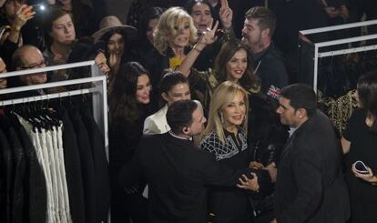 Carmen Lomana, seguida de Juana Acosta, Vicky Martin Berrocal o Bibina Fernández, tras el pistoletazo de salida para poder comparar la colección de Balmain para H&M.