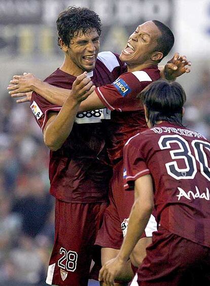 Fazio celebra con Adriano y Prieto uno de sus goles.