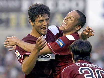 Fazio celebra con Adriano y Prieto uno de sus goles.