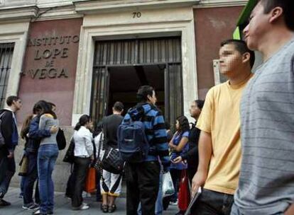 Adolescentes de distintas nacionalidades en la entrada del Instituto Lope de Vega.