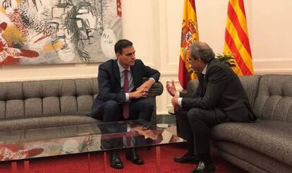 Foto facilitada por Moncloa de la reunión entre Pedro Sánchez y Quim Torra en Barcelona.