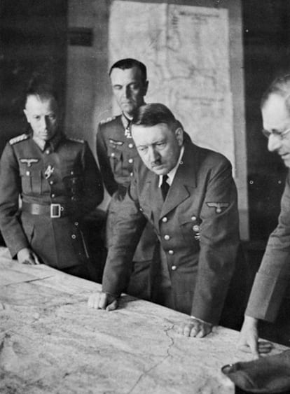 El mariscal Paulus, en el centro, observa las instrucciones que imparte Adolf Hitler durante el cerco a Stalingrado, antes de la ofensiva del verano de 1942
.
