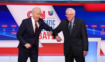 Joe Biden y Bernie Sanders sustituyeron el habitual apretón de manos por un saludo con el codo en el debate demócrata del 16 de marzo en Washington.