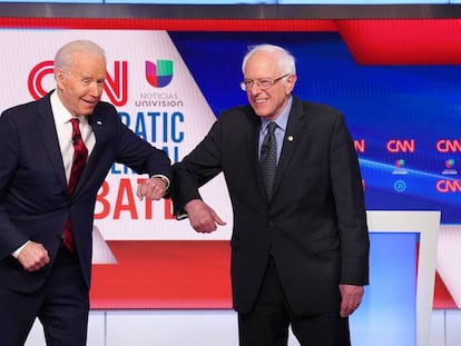 Joe Biden y Bernie Sanders sustituyeron el habitual apretón de manos por un saludo con el codo en el debate demócrata del 16 de marzo en Washington.