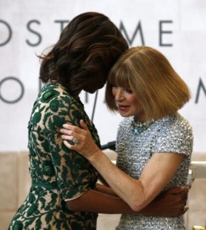 Michelle Obama junto a la editora de 'Vogue', en la inauguración del museo de Anna Wintour Nueva York, el pasado mayo.