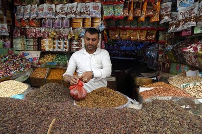 Vendedor de pasas en Sana'a (Yemen). Tras siete años de guerra, el país ocupa el tercer lugar del mundo en número de hambrientos.