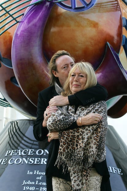 Julian Lennon abraza a su madre Cynthia en Liverpool durante la inauguración de un monumento a la paz para celebrar el 70 cumpleaños de John Lennon, en octubre de 2010.