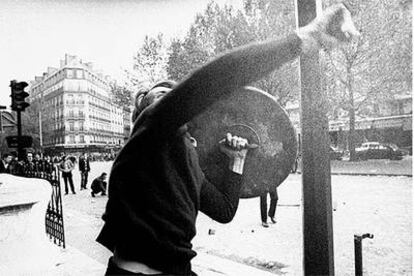 Un manifestante lanza piedras contra la policía el 6 de mayo de 1968 en las calles de París.