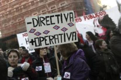 Varios trabajadoras del Metro en la  manifestacin de ayer en Madrid.