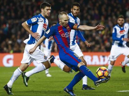 Iniesta chuta ante rivales del Espanyol.