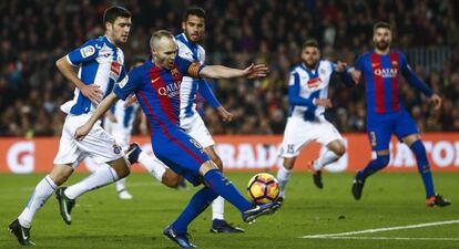 Iniesta chuta ante rivales del Espanyol.