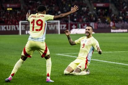 Geneva (Switzerland), 08/09/2024.- Spain's Joselu celebrates with his teammate Lamine Yamal (L) after scoring the 0-1 goal during the UEFA Nations League group A soccer match between Switzerland and Spain, in Geneva, Switzerland, 08 September 2024. (España, Suiza, Ginebra) EFE/EPA/JEAN-CHRISTOPHE BOTT
