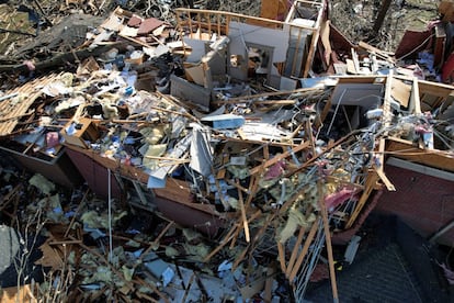 Duas pessoas dentro de uma casa destruída após o tornado em Mayfield (Kentucky). Um dos tornados viajou mais de 225 milhas (cerca de 365 quilômetros) através do Kentucky, o estado mais atingido.